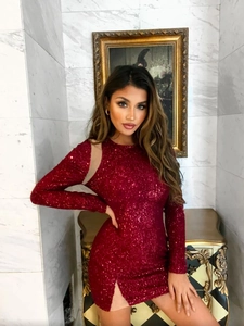 Détails de la robe pailletée rouge foncé avec manches longues et fente latérale chic
