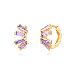 Macro del marchio Ag925 su orecchini a cerchio dorati con zirconi baguette viola