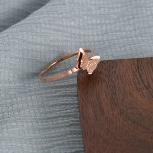 Eleganter roségoldener Schmetterlingsring mit spiegelnden und mattierten Flügeltexturen