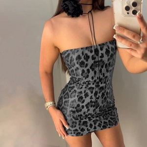 Détail d'une robe bustier moulante à paillettes léopard avec texture de tissu brillante