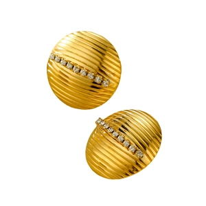 Boucles d'oreilles cœur en or poli avec rayures horizontales et cristaux sur fond blanc