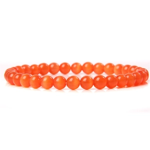 Detailopname van 6mm gepolijste oranje agaat kralen op een elastische armband