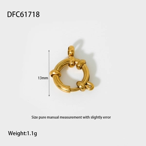 Détail macro du fermoir à ressort en acier doré 13mm avec affichage du poids de 1,1g
