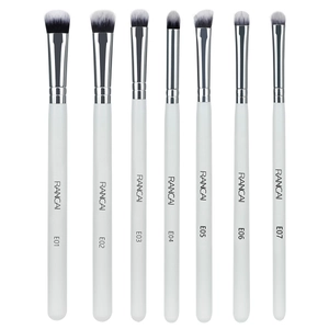 Détail d'un ensemble de 7 pinceaux à maquillage yeux avec manches blancs et argent