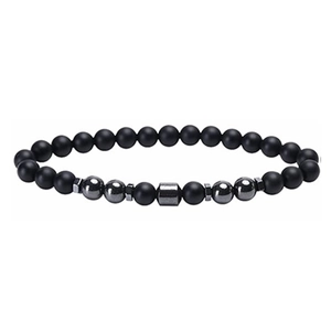 Vue détaillée des perles d'onyx mat 8mm avec accents d'hématite polie sur ce bracelet chic