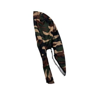 Detalle de durag con camuflaje de jungla en tela elástica y diseño de cola larga