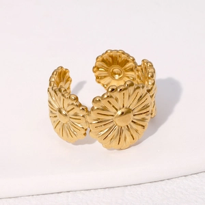 Minimalist 18K gold plated stainless steel open ring with daisy flower design for women