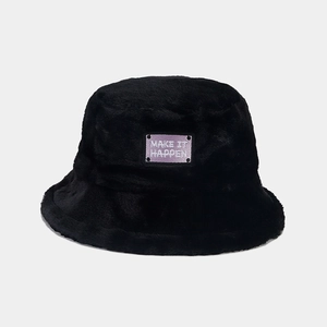 Détail d'un bob en fausse fourrure noire avec patch brodé MAKE IT HAPPEN en violet