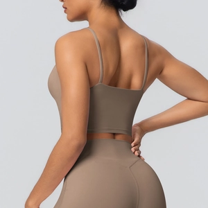 Détail du dos du crop top de yoga marron et de son legging de sport taille haute assorti