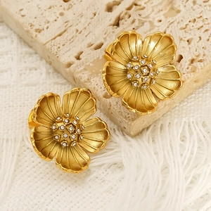 Elegant vintage gold flower stud earrings with sparkling crystals for a luxury look