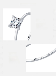 Détail d'une bague en argent S925 avec zircon carré à 4 griffes et poinçon