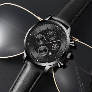 Gros plan détaillé d'une montre d'affaires avec bracelet en cuir noir et calendrier