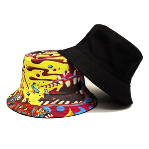 Chapeau bob réversible avec face noire minimaliste et imprimé graffiti bouche coloré