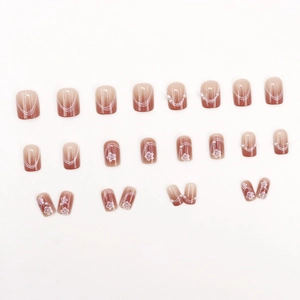 24 faux ongles courts carrés avec motif fleurs de cerisier et détails perles
