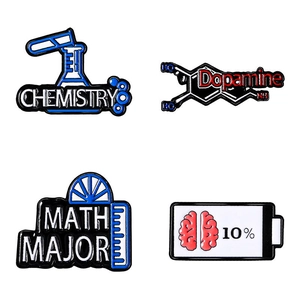 Set mit vier Emaille-Pins zu Wissenschaft, Chemie und Mathematik für den Rucksack