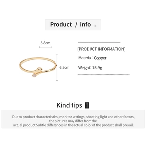 Dettaglio del bracciale ovale placcato oro 18K con specifiche di misura 5,8 cm e 6,5 cm