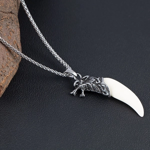 Collana punk etnica a dente di lupo con pendente in resina e catena d'acciaio