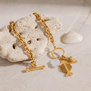 Bracelet doré en acier inoxydable avec pendentifs coquillages et fermoir à bascule