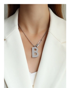 Vue détaillée du pendentif lettre B argenté avec chaîne mixte et fermoir trombone