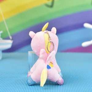 Detailansicht der Rückseite eines rosa Regenbogen-Plüsch-Einhorn-Schlüsselanhängers