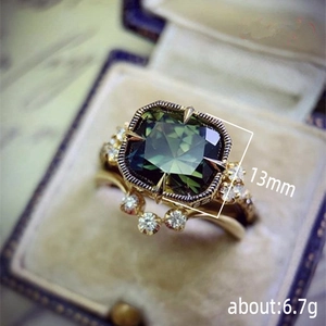 Vintage-Ring mit dunkelgrünem Edelstein im Smaragdschliff und 13mm Stein in Goldfassung