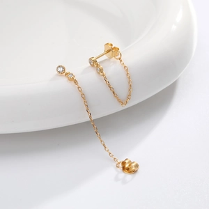 Détail des boucles d'oreilles chaîne en argent S925 doré avec zircon scintillant