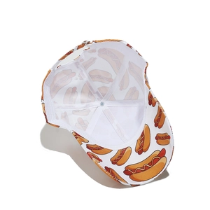 Detailansicht der weißen Baseballkappe mit Hot-Dog-Print und Mesh-Innenfutter