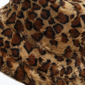 Vista macro della trama in ecopelliccia leopardata su un cappello a secchiello