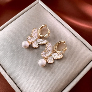 Eleganti orecchini a farfalla dorati con perle bianche e zirconi lucidi per le donne