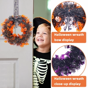Ghirlanda di Halloween con decorazione di zucca arancione e pipistrello sulla porta