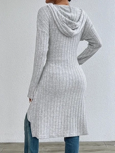 Détail de la maille côtelée sur le sweat à capuche gris long avec fentes latérales