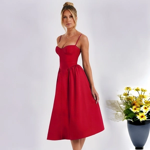 Détail de la robe dos nu en satin rouge avec taille corset et ourlet midi fluide