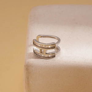 Makro-Detail des silbernen H-Rings mit eingelegten Zirkonia im Smaragdschliff