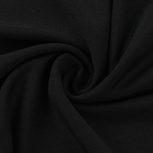 Makroaufnahme von schwarzem Strickstoff mit feiner Textur und weichen Materialfalten