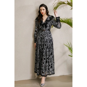Robe longue élégante à col en V avec motif paisley, bordures en dentelle noire et ceinture