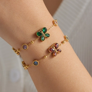 Elegante bracciale in acciaio inossidabile placcato oro con farfalla e zirconi colorati