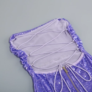 Dettaglio posteriore dell'abito con paillettes viola con lacci intrecciati e zip dorata