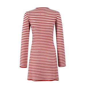 Détail du dos d'une robe en maille à rayures rouges et blanches avec des manches longues