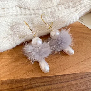 Boucles d'oreilles élégantes en argent avec pompons gris et perles blanches sur bois