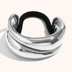 Silberne C-förmige Haarschellen-Manschette mit schwarzem Gummiband im minimalistischen Design