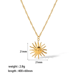 Détails du pendentif soleil doré : taille 21mm, poids 2,8g et longueur de chaîne réglable