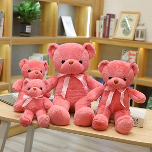 Set de cuatro adorables ositos de peluche rosas con lazos en una biblioteca acogedora