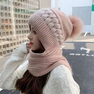 Cappuccio a maglia rosa con pompon in ecopelliccia e sciarpa integrata invernale