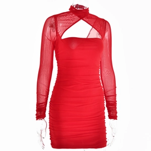 Détail de robe courte rouge à épaules dénudées avec manches en résille et tissu froncé