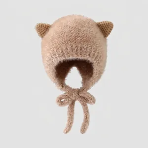 Dettaglio del cappello peloso per bambini con orecchie da orso e morbida pelliccia sintetica beige