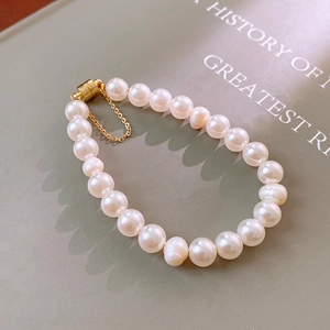 Dettaglio del bracciale di perle d'acqua dolce con chiusura magnetica dorata