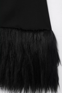 Detailansicht des eleganten schwarzen Abendkleids mit hochwertigem Kunstpelzbesatz am Saum