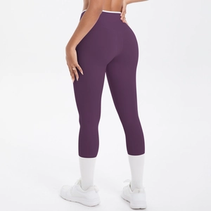 Détail du legging de yoga violet à taille haute avec liseré blanc et effet galbant