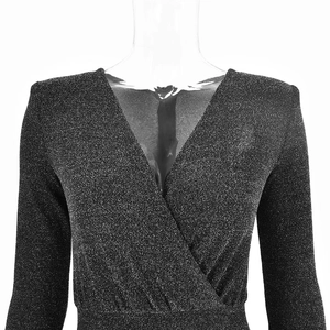 Détail du tissu noir scintillant sur un body à décolleté en V profond avec épaulettes