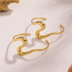 Pendientes de onda dorados elegantes con diseño geométrico fluido de estilo minimalista